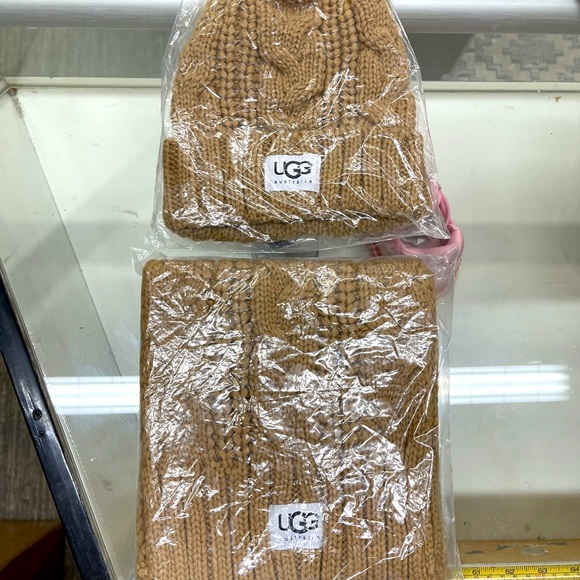 COPY - 🥰😍❤️ Cable knit UGG beanie and scarf set! ❤️ - Picture 4 of 4